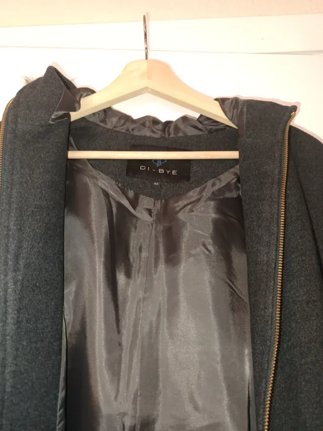 Abrigo Di Bye gris con capucha y pelo