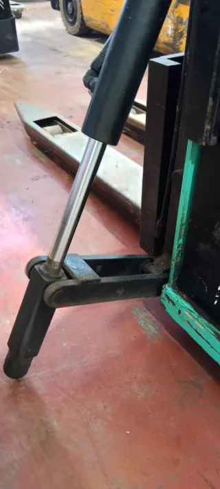 Apilador 1600kg conductor de pie.