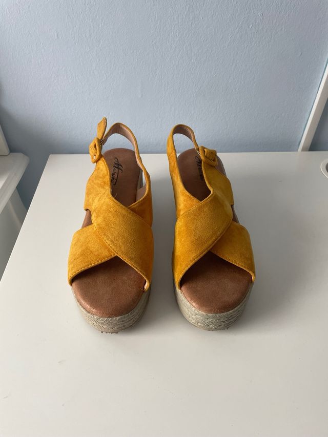Sandalias plataforma mostaza
