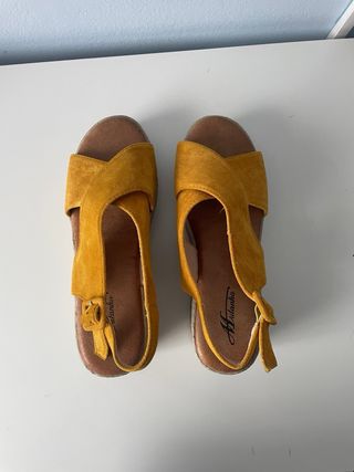 Sandalias plataforma mostaza
