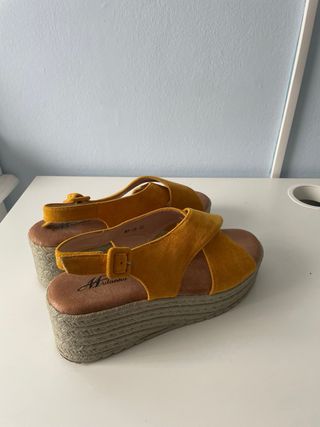 Sandalias plataforma mostaza