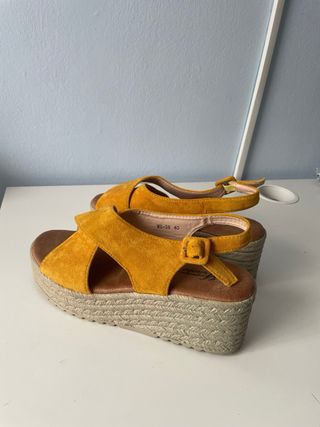 Sandalias plataforma mostaza