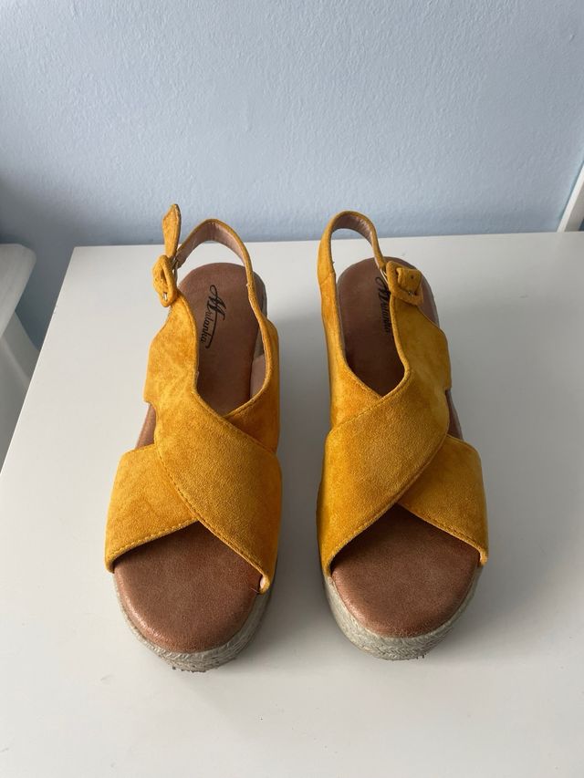 Sandalias plataforma mostaza