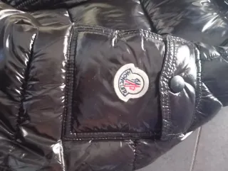 Giubbino nero lucido con cappuccio