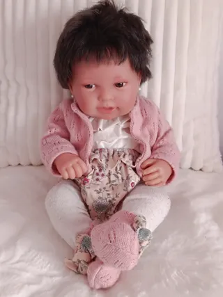 Muñeca bebé realista.