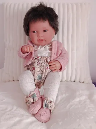 Muñeca bebé realista.
