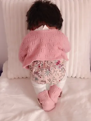 Muñeca bebé realista.