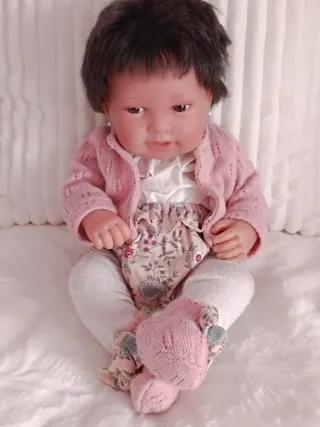 Muñeca bebé realista.