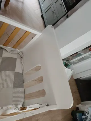 Cuna de madera blanca