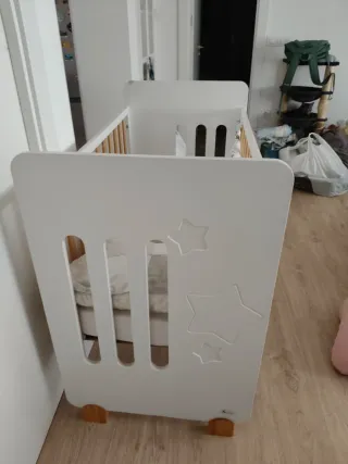 Cuna de madera blanca