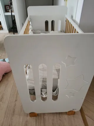 Cuna de madera blanca