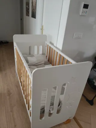 Cuna de madera blanca