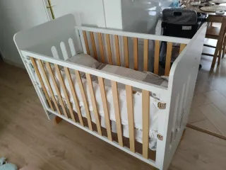 Cuna de madera blanca