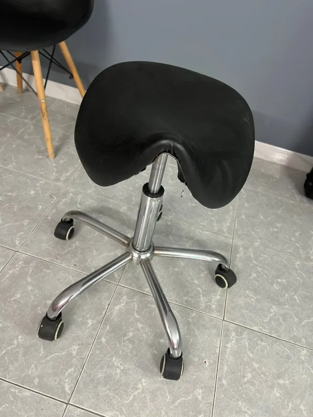 Silla ergonómica negra con ruedas