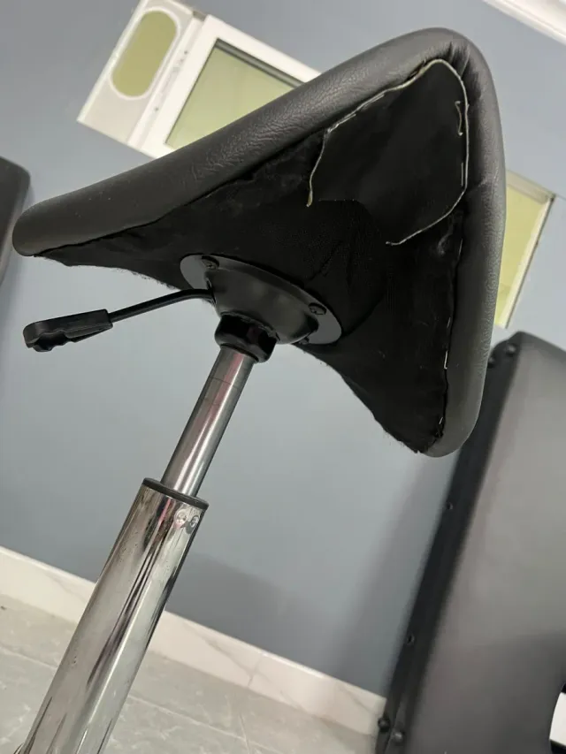 Silla ergonómica negra con ruedas