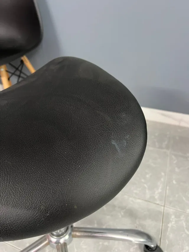 Silla ergonómica negra con ruedas