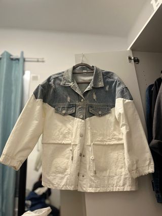 Chaqueta vaquera y blanca desgastada