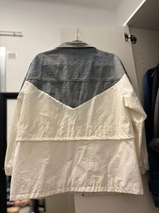 Chaqueta vaquera y blanca desgastada