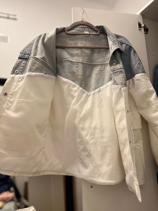 Chaqueta vaquera y blanca desgastada