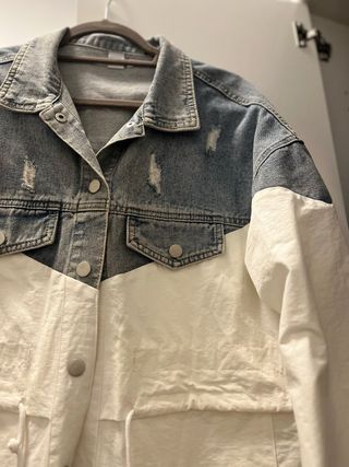 Chaqueta vaquera y blanca desgastada
