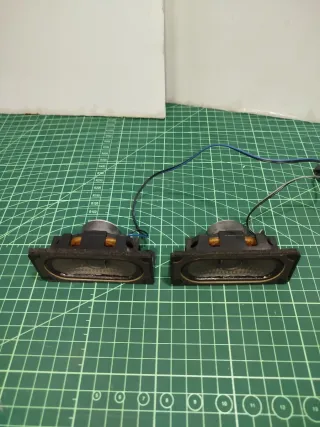 Pareja de altavoces pequeños