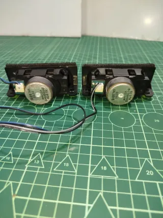 Pareja de altavoces pequeños