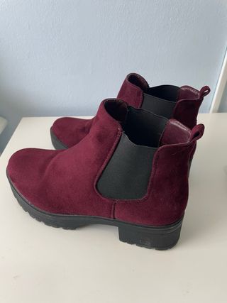 Botas color morado.
