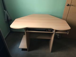 Escritorio de madera con bandeja