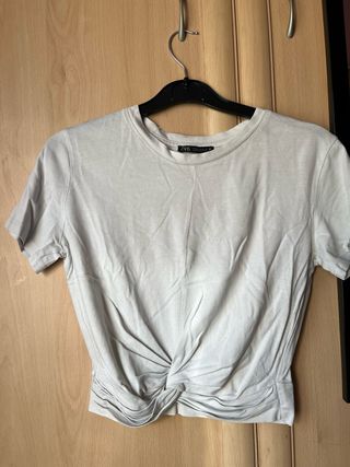 Camiseta ZARA blanca con nudo frontal