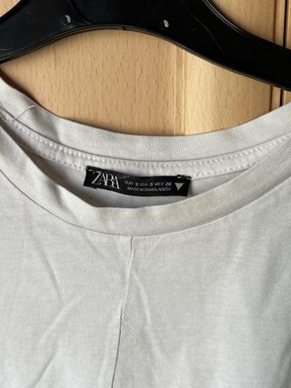 Camiseta ZARA blanca con nudo frontal