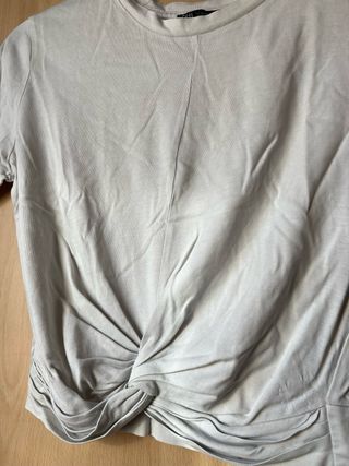 Camiseta ZARA blanca con nudo frontal