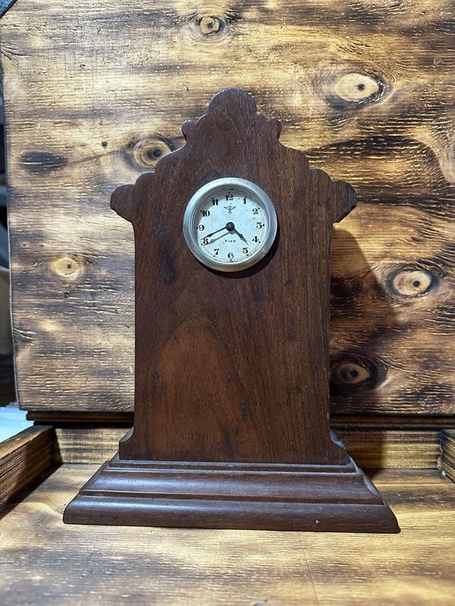 Antico orologio da tavolo in legno