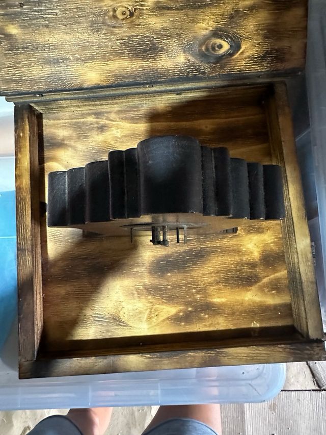 Antico orologio da tavolo in legno