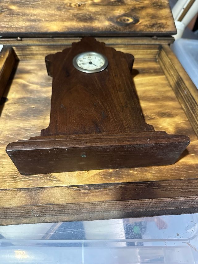 Antico orologio da tavolo in legno