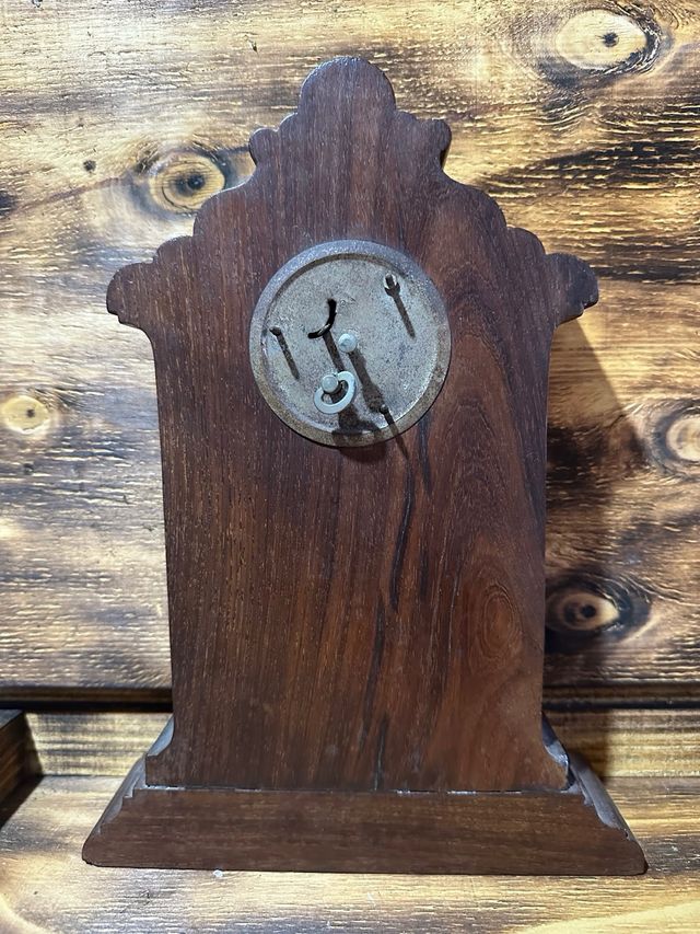 Antico orologio da tavolo in legno