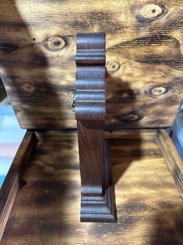 Antico orologio da tavolo in legno