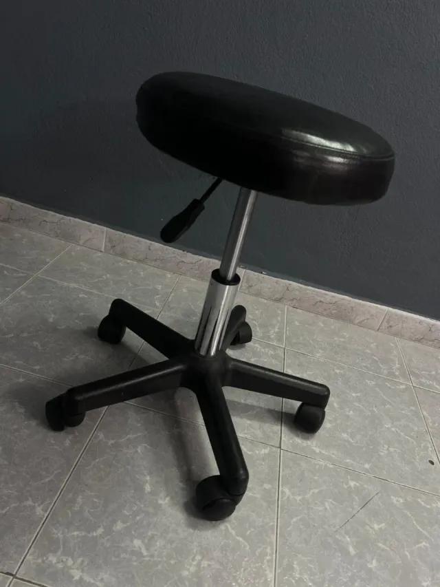 Silla de oficina negra con ruedas