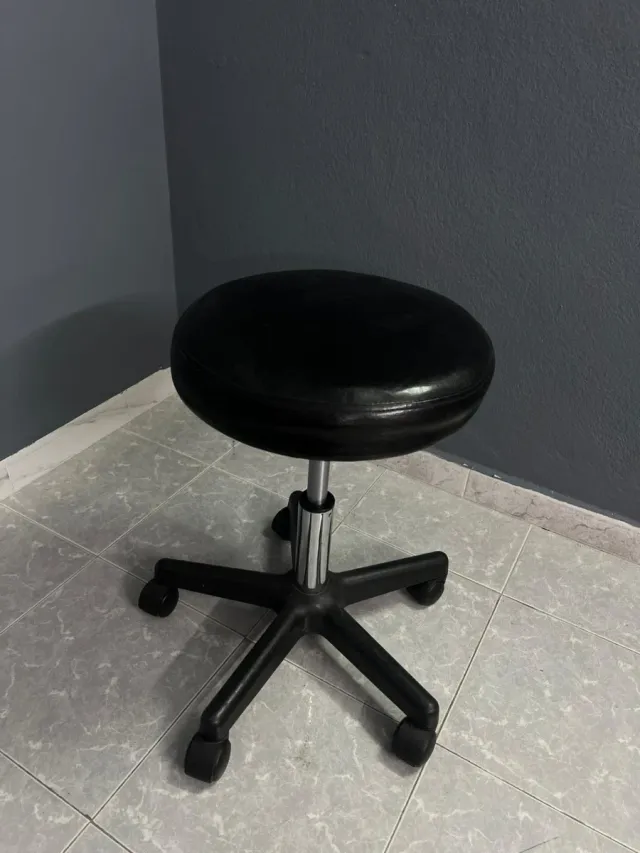 Silla de oficina negra con ruedas