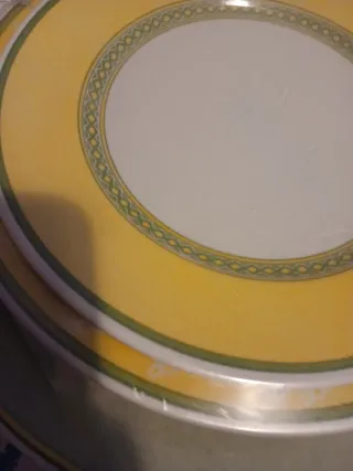 Set piatti decorati gialli e verdi