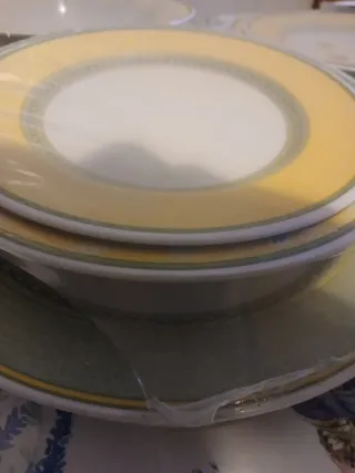 Set piatti decorati gialli e verdi