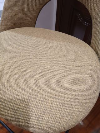 Taburetes de cocina beige y negro