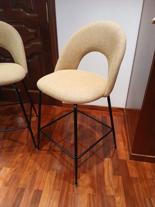 Taburetes de cocina beige y negro