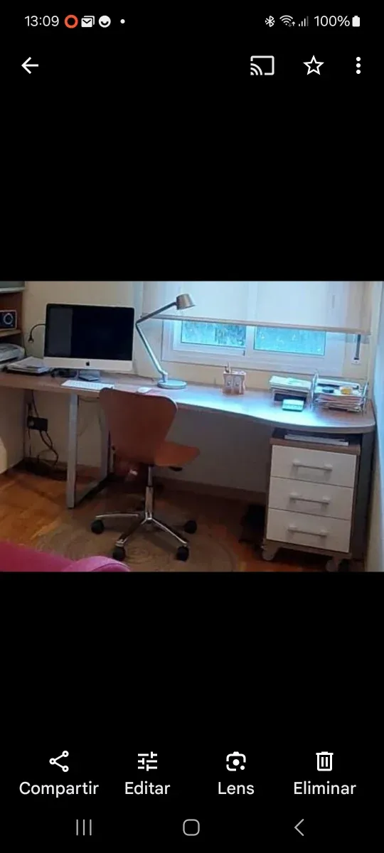 Escritorio laminado Nogal y blanco con cajonera.