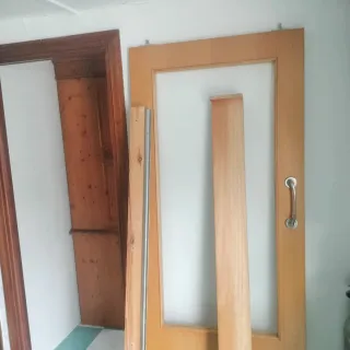 Puerta corredera madera maciza con cristal
