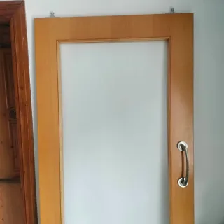 Puerta corredera madera maciza con cristal