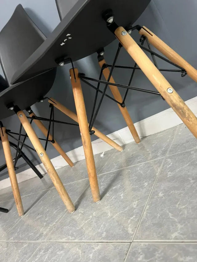 Sillas Nórdicas Negras con Patas de Madera