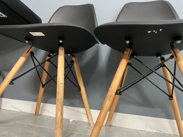 Sillas Nórdicas Negras con Patas de Madera