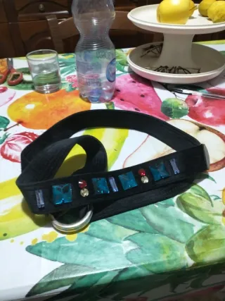 Cintura nera con pietre colorate