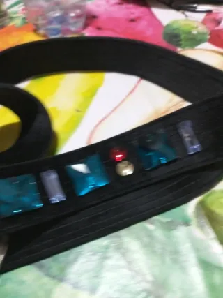 Cintura nera con pietre colorate