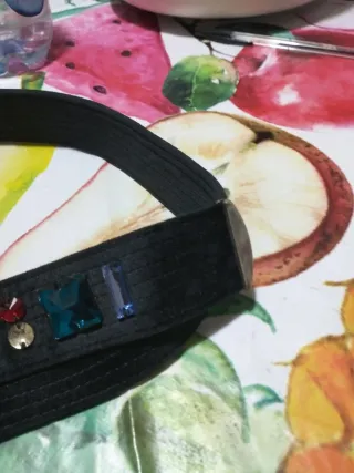 Cintura nera con pietre colorate